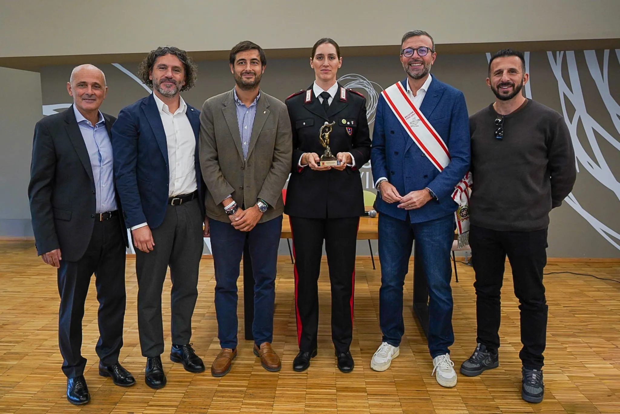 Martina Batini con il premio insieme ai partecipanti alla cerimonia al San Rossore Sport Village