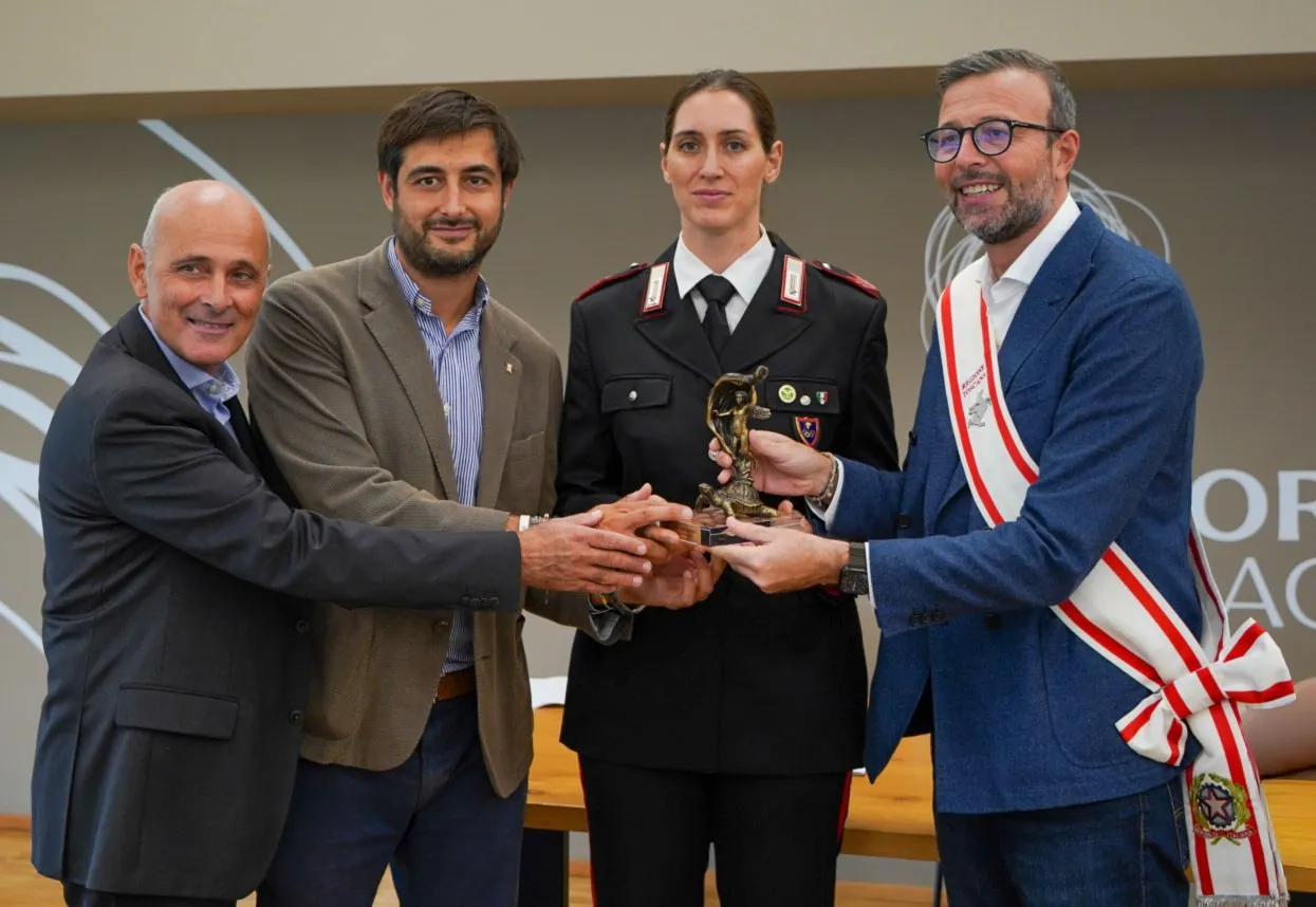 La consegna del Premio Festina Lente a Martina Batini alla presenza delle istituzioni