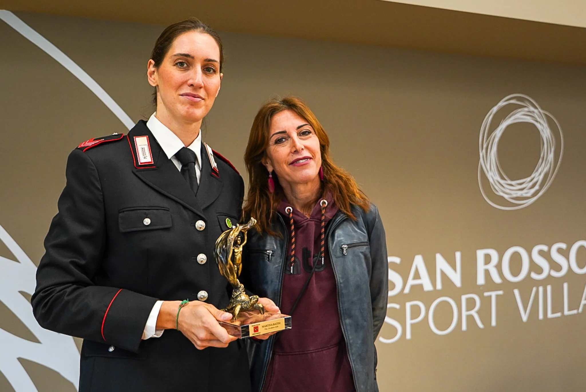Martina Batini con il Premio Festina Lente durante la cerimonia al San Rossore Sport Village